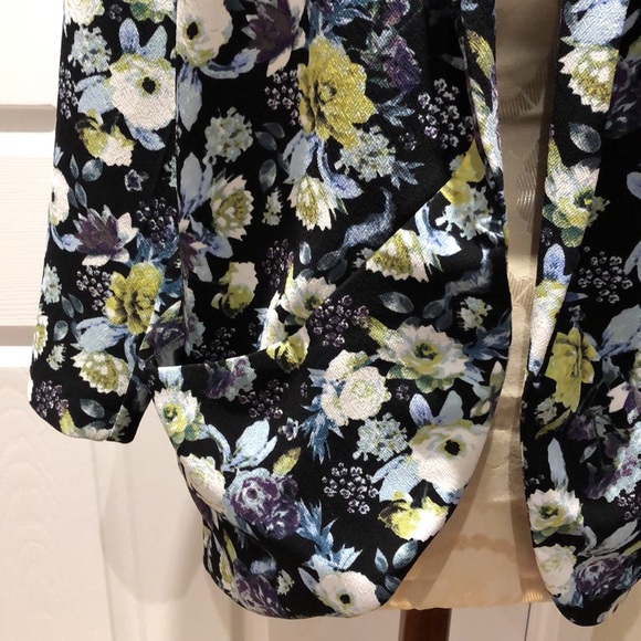 5. H&M | Floral Blazer - Picture 3 of 8